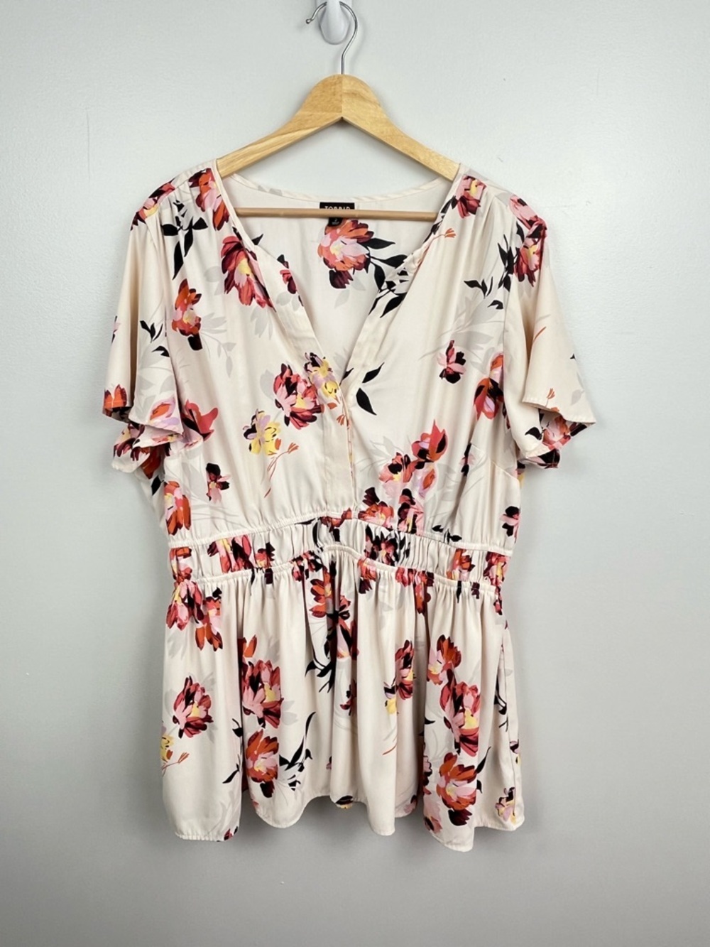 Torrid ivory floral print stretchy waist flutter sleeve blouse top, size 2X.